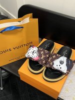 橙子出厂价p louis Vuitton 路易威登 Lv新款个性印花魔术贴拖鞋 平底凉拖 情侣款 码数 35-45