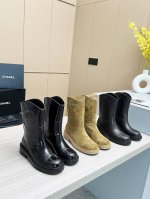Chanel 香奈儿*秋冬新款 这字母骑士靴真的是帅气时尚的代表，靴筒口双c电绣logo 低调不失奢华！简约时尚个性又大气！自然流畅的美感，有种惊艳了时光的美感