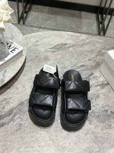 Prada普拉达25春夏厚底菱格凉拖Prada厚底徽标凉鞋拖鞋简约大气时髦耐看不过时是时尚圈永不退潮的经典所在，复古的英伦风格，让你穿出不一样的气质面料:进口超