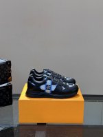 OUIS *UITTO RUN AWAY 运动鞋，本款 Run Away 运动鞋选用头层牛皮打造，楔形橡胶外底延续跑鞋设计，缀 Monogram 花卉，L v字