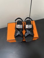 Hermes 爱马仕经典Kelly扣凉鞋 极约复古的设计 浓厚的异域风情，时髦感十足、随便上脚都很有腔调 简简单单的款式随便搭配一下高级感就很棒 百搭的颜色流畅