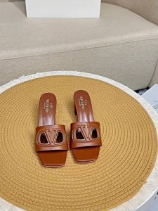 顶级版-真皮底Valentino Garavani Vlogo Cut-Out 25最新经典百搭V扣拖鞋 出厂 ────── 面料：顶级小牛皮 ────── 内