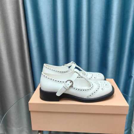 Miumiu新款复古乐福鞋 高级感十足，鞋面中间嵌入“金币”复古又时髦，藏起来这种可爱小心思又甜又酷，鞋型圆润秀气，一点也不笨重，上脚超级舒服 内里：羊皮 跟高 - 点击图像关闭