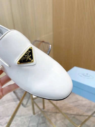 2024 早春款重磅推出普拉达最新单鞋粗跟系列 PRADA早春T台走秀网红同款＂造梦不夜城＂，Prada能在重要场合上用得上了，小清新风带点贵气的感觉，上脚非常