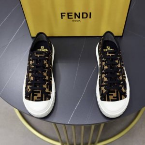 出厂价P 原单 情侣款 品牌：Fendi芬迪 尺码：女35–40、男39-44 45可定制 等级： 官网正品 材料： 进口原版Logo布料鞋面 原版舒适内里 T