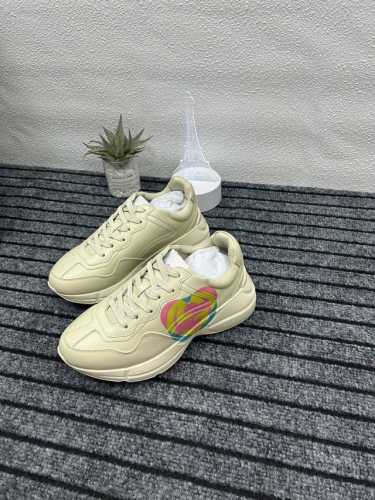Gucci古驰G家 Rhyton系列 最新版面 双G 老爹鞋 情侣款 厚底 休闲 运动鞋 原版购入开发 做货 这款Rhyton系列运动鞋采用象牙白色皮革搭配复