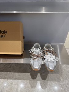 miumiu X New Balance 联名款Nb运动鞋 miu Miu 缪缪大秀上爆出的这双与New Balance 新百伦联名款运动 球鞋 后全球各大代购