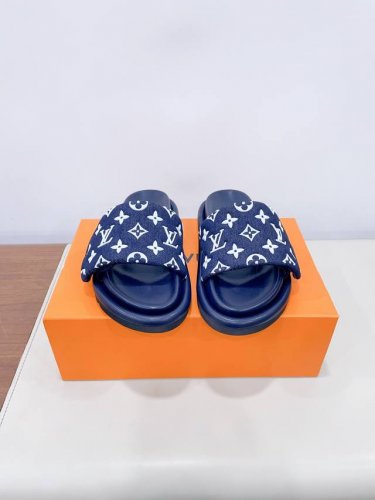 路易威登面包拖一出即巅峰的超爆款的老花拖鞋面包的脚感 软绵绵的超舒服 火爆小红书 高级慵懒风.... 夏天没有一双丑拖鞋是没有灵魂的，今天就来种草了 25开春彩