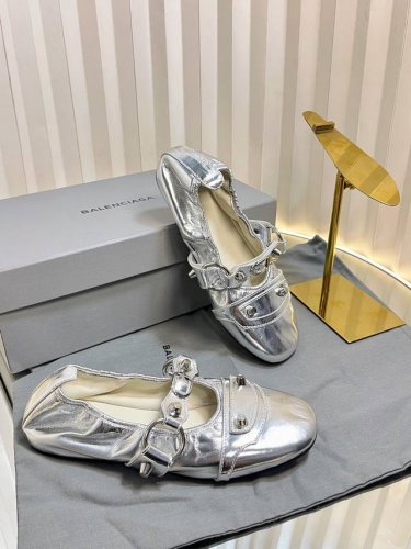 Balenciaga 巴黎世家 25 新款金属铆钉 芭蕾舞鞋 这双Cagole拖鞋鞋型是淑女拖鞋上面的铆钉又超级朋克街头简直太别致了 Ins爆款 原版购入开模