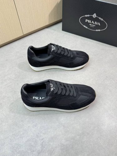 prada 普拉达 -高端品质 原单休闲运动鞋 -鞋面：反绒小牛皮、高丝光帆布、鞋舌.鞋身；空压品牌Logo -内里：水染牛皮 -大底：超轻Tpu发泡 橡胶；成