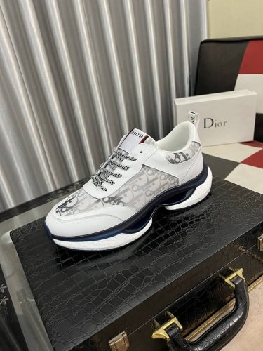 出厂价 Dior 迪奥最 2024新款精心打造，引爆全场！不断创新的国际品牌 此款男士四季休闲鞋，原版版本，鞋面采用牛皮面料 ，皮垫脚真爆超轻大底，透气舒适以质