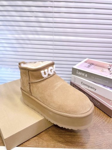 UGG P: 女款Size：35-41 ugg电绣雪地靴 型号：1165096毛巾绣款 2024新款上线毛茸茸扣子，皮毛一体内里，5cm组合EVA大底，轻便又舒