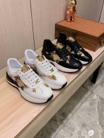 新款: 厂价 范思哲Versace* 最新爆款休闲鞋，顶端品牌 奢侈～代购，顶级～质量。 鞋面選用进口透气牛皮搭配布料材质透气羊皮垫脚 精细做工。原版个性时尚柔