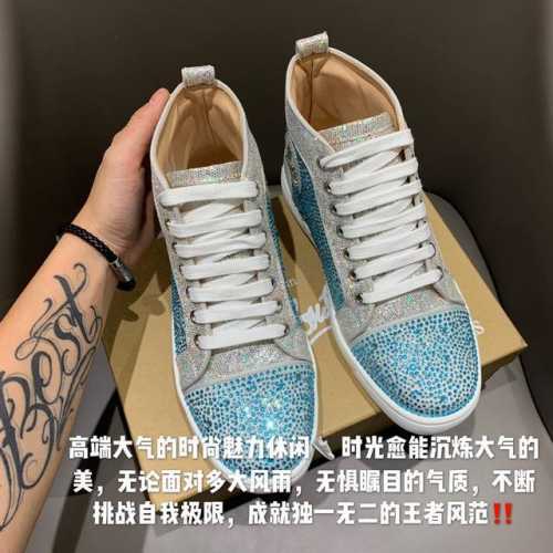 出厂 Christian L 无论是楦型、面料、五金、钻、内里、大底、包装都尽可能的接近Zp 别出心裁的铆钉装饰搭配进口顶级捷克钻 彰显强大气场 原版特殊亮面牛