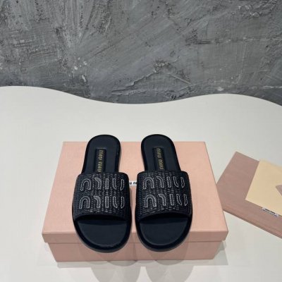 Miumiu缪缪24Ss 顶级版本百搭时髦单品 集低调奢华的一字潮拖 可盐可甜 随意搭配怎么穿都好看 鞋面 手工编织鞋面 内里垫脚 羊皮 大底 意大利真皮大底