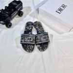 出厂： Dior 迪奥 2025新花色 字母刺绣拖 一字拖 平底拖鞋 码数：35-42 款式：灵动花鸟蝴蝶