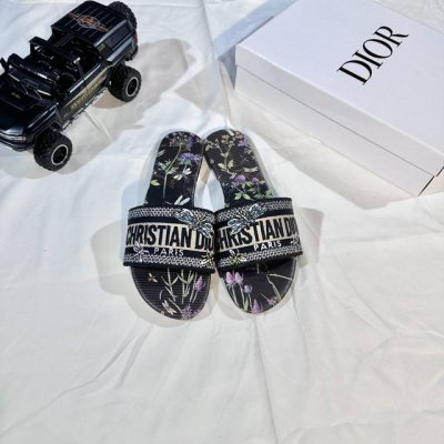 出厂： Dior 迪奥 2025新花色 字母刺绣拖 一字拖 平底拖鞋 码数：35-42 款式：灵动花鸟蝴蝶