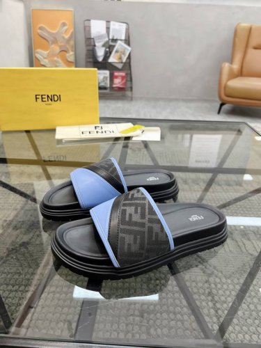 F顶级代购 芬 炸街男神春夏拖鞋专柜同步，鞋面意大利进口牛皮搭配标志布面料，高品质复杂拼接工艺品，鞋底：原厂特供原版底，独家活动成型底超级舒适，原厂跟单货，高品