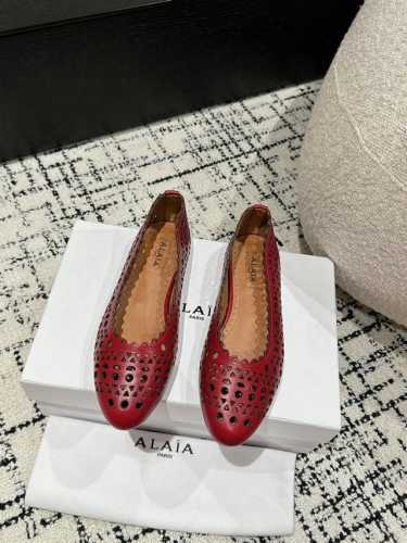 380 Alaia 25 新品 牛皮经典复古冲孔平底凉拖 阿莱亚经典复古镂空平底凉拖～满满的少女风，既摩登又复古的味道～非常的简约大气，不管半身裙，连衣裙～还是