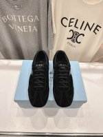 高版本出厂 情侣款 Prada*普拉达P家25Ssfw～New新款绑带情侣款休闲鞋，低调奢华懒人鞋，富人的不二选择！ 软胶底素有踩云感之称～舒适度百分百 细腻反