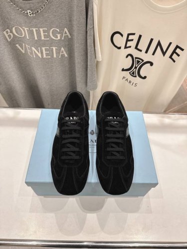 高版本出厂 情侣款 Prada*普拉达P家25Ssfw～New新款绑带情侣款休闲鞋，低调奢华懒人鞋，富人的不二选择！ 软胶底素有踩云感之称～舒适度百分百 细腻反