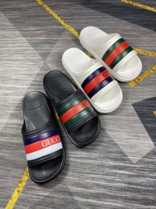 男款 精致品质 古驰男士休闲拖鞋 鞋面进口胶片 品牌字母浮雕设计，时尚帅气，尊贵奢华，旅游居家不二之选 情侣码38-45