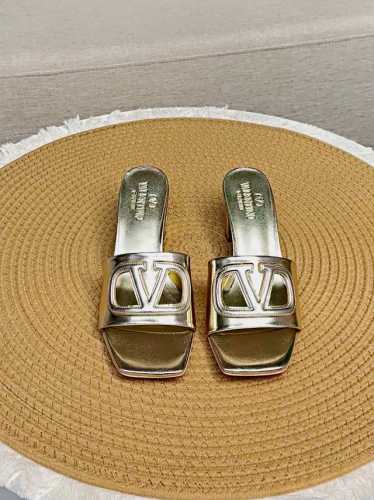 顶级版-真皮底Valentino Garavani Vlogo Cut-Out 25最新经典百搭V扣拖鞋 出厂 ────── 面料：顶级小牛皮 ────── 内
