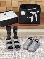 袜子40Chane* 新款小香双C魔术贴叠羊剪绒平底保暖凉鞋单鞋 顶级原单版精选质感细腻的油蜡牛皮材质，匠心演绎备受喜爱的凉鞋。魔术贴对称剪裁且可调节，舒适贴合