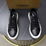 出厂价pp： 品牌：巴宝莉 标准码：38-44 45订做 等级：官网同款 材料：原版材料拼接 舒适透气内里 轻便耐磨运动大底 款式类别：男士时尚休闲鞋 跑步 运