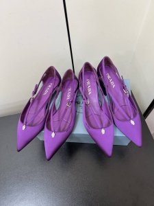 Prada 25ss 早春新款绝美尖头跟鞋 时尚界久违的极简之美经典时尚配色 毫不费力的优雅风来袭 时髦 精致 绝美 包头尖头 开边珠外穿时尚气质简约新款日常拖