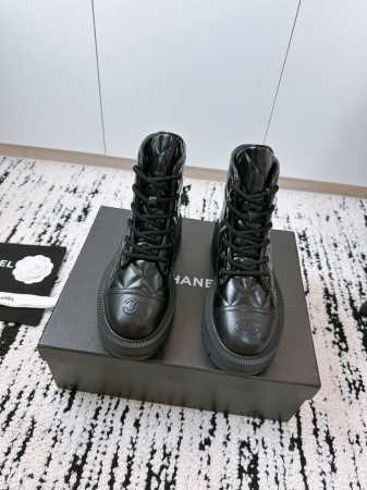 代购级 小香24 A初秋 短靴 走秀弹力靴 轻型舒适 做工十分精致，质量很杠杠，上脚也是惊艳的，这款小香女孩必备的款式，发售即售馨了，专柜暂时没有补货，难买指数 - 点击图像关闭