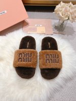跑量款B卷羊羔毛 焦糖色 咖色 miumiu*爆款毛拖 2024新毛毛鞋 顶级品质 全新冰岛羊羔毛，双层皮毛一体鞋面舒适柔软，利落线条勾勒别致廓形，挥洒自信时髦