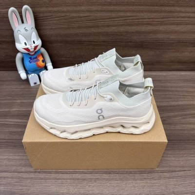 顶级版本On Cloudtilt X Loewe罗意威 舒适简约 低帮 生活休闲鞋。 瑞士高性能运动品牌On打造的此系列作品，鞋面由再生聚酯纤维和网眼布制成，采