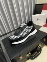 出厂价pp： 迪奥Dior* 最新爆款休闲鞋，顶端品牌奢侈～代购，顶级～质量。鞋面選用进口透气牛皮搭配布面材质透气羊皮垫脚 精细做工。码数: 38-442色可选