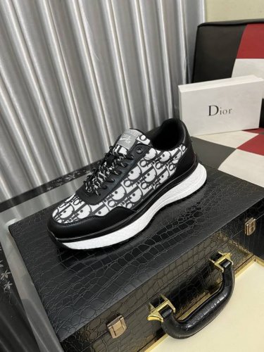 出厂价pp： 迪奥Dior* 最新爆款休闲鞋，顶端品牌奢侈～代购，顶级～质量。鞋面選用进口透气牛皮搭配布面材质透气羊皮垫脚 精细做工。码数: 38-442色可选