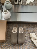 羚羊棕 UGG小土豆可爱拖鞋 the row风的穆勒拖鞋 简单大方的款式 百搭又老钱 尺码：35-40 颜色：栗色、羚羊棕 、芥菜色