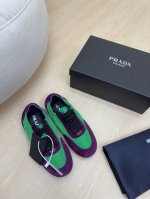 爆款潮流运动鞋 11色全网最齐色 Prada 紫色配绿色 平底设计 简约设计 搭配三角标 Logo 的设计和简约的线条 很有格调 简单纯粹得色调 原版开模 舒适