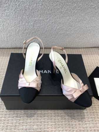 Chanel 小香 25ss早春新品 缎面蝴蝶结凉鞋系列法式风情 真是美到心尖尖上啦！ 优雅又浪漫的仙女应该就是这样吧极简的配色加上绸缎蝴蝶结深入人心 无论搭配 - 点击图像关闭