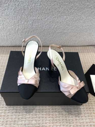 Chanel 小香 25ss早春新品 缎面蝴蝶结凉鞋系列法式风情 真是美到心尖尖上啦！ 优雅又浪漫的仙女应该就是这样吧极简的配色加上绸缎蝴蝶结深入人心 无论搭配