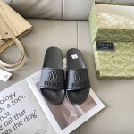 出厂： Gucci 古驰2025顶级专柜 初夏情侣新款 官网上新 独家首发 Gucci 古驰 25S 初夏情侣拖 古驰拖鞋 古驰情侣穿搭 Gucci拖鞋 Guc