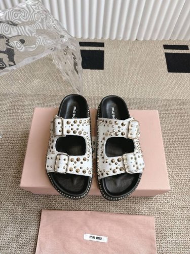 Miumiu 缪缪厚底铆钉凉拖鞋 2025夏季新款外穿平底女鞋软底网红沙滩凉鞋简约又不失小特点的仙女鞋上线Ing 喜欢设计风的亲应该会很爱这款吧 di一眼看太惊
