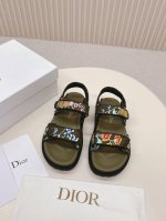 高端电绣款 Dior 最新款凉鞋 这款混种羊皮 Dioract 凉鞋款式时尚。搭配贴合脚型的内底，采用格外轻盈、舒适的皮革制作。鞋面饰带采用魔术贴开合，搭配金色