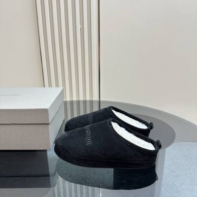 Balenciaga ss24 new arrival～ 巴黎世家2024秋冬新品秀款毛拖时髦精穿搭必备单品 Demna独有的审美和理念简直就是反时尚的叛逆者，