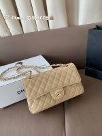配折叠盒子飞机盒 Chanel 香奈儿Cf包 超火爆时尚单品 高版本纯皮 做工精细 进口五金 让你无论是夏天还是冬天都能背上它出门 是不是性价比超级高 随便凹造