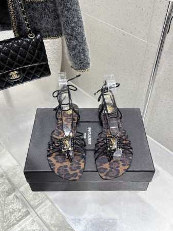 saint Laurent 圣罗兰 Ysl 新款平底凉鞋拖鞋 原版套楦 顶级品质 鞋面：牛皮 真丝 垫脚：进口羊皮里 五金：原版开模定制 大底：真皮大底 码数： - 点击图像关闭