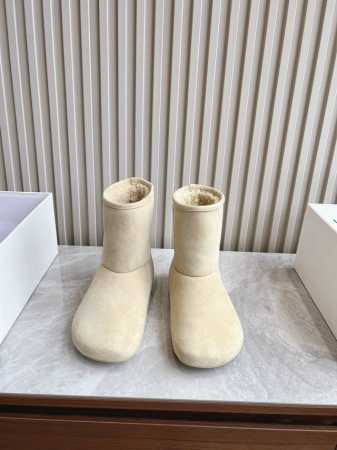 出厂 独家顶级 LOEWE呆萌雪地靴系列 皮毛一体 最新款雪地靴 正品购入开发 完美复刻 设计师推出探索时尚界对于原创与挪用的概念、以全新系列致敬传承与经典 来 - 点击图像关闭