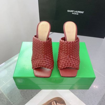 出厂: Bv Knot编织系列金属跟高跟拖鞋 这款方头拖鞋简直Bv最新天花板啦 金属麻花跟 为了稳固耐穿特意采用特殊工艺 上脚耐穿 舒适 简约一块皮6毫米抽条