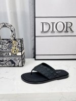 dior Alias凉鞋是 年新品 是一款悠闲而精致的作品 该风格采用米色和黑色Dior Oblique提花制成 展示了简单便捷设计 这款凉鞋由黑色皮革和Tpu