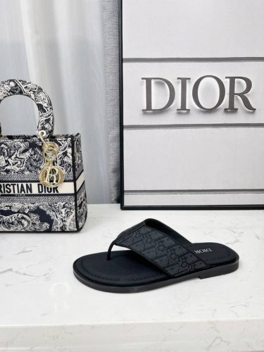 dior Alias凉鞋是 年新品 是一款悠闲而精致的作品 该风格采用米色和黑色Dior Oblique提花制成 展示了简单便捷设计 这款凉鞋由黑色皮革和Tpu