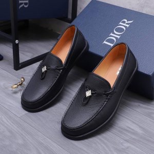 商品商标：Dior 迪奥 休闲鞋 正码码数 38-44 商品材料：精选荔纹牛皮鞋面 水染牛皮内里 原版大底